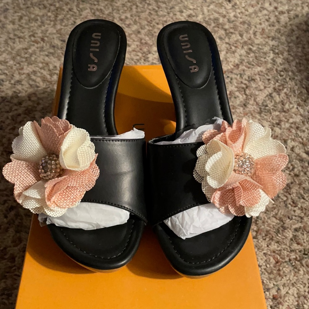 Unisa black leather mule with flower appliqué